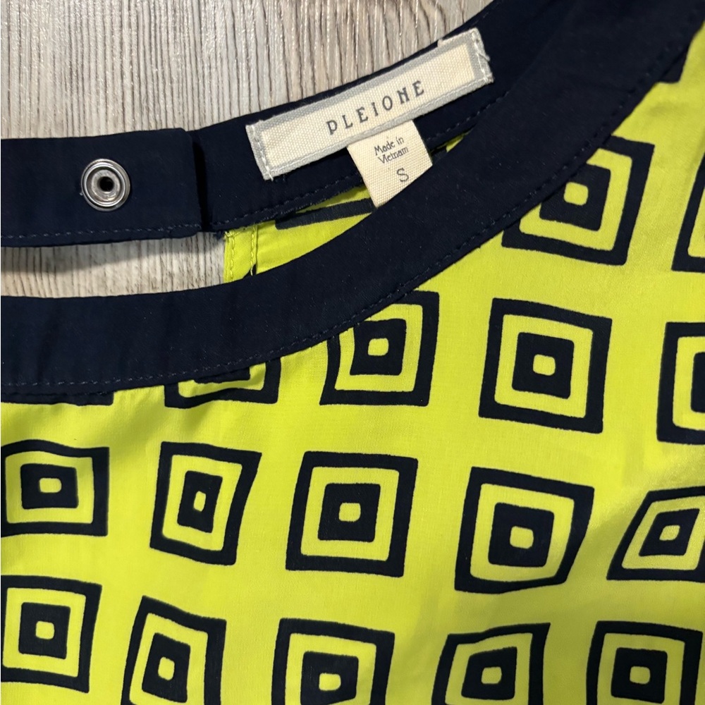 Geometric Patterned Women's Top - image 4